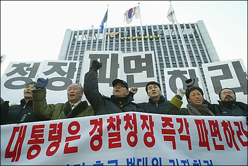 농업의 근본적 회생과 고 전용철·홍덕표 농민 사망 사건 대책위는 28일 오후 서울 서대문 경찰청앞에서  '노무현 대통령 기만적 사과 규탄 및 허준영 경찰청장 즉각 파면 촉구 기자회견'을 열었다. 기자회견을 마친 참가자들은 경찰청앞에서 노상단식농성에 돌입했다. 